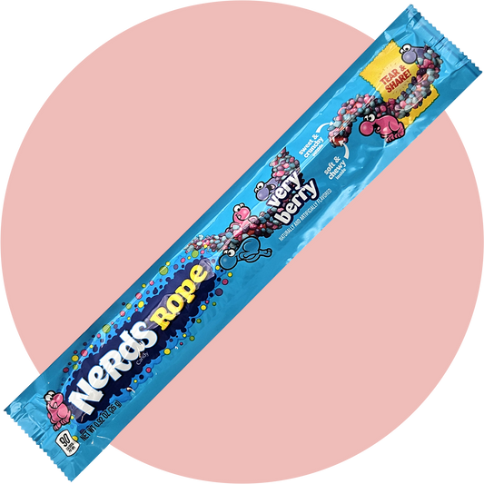 Nerds Rope Very Berry – Kaubonbon-Schnur umhüllt von bunten Nerds in Beerengeschmack in blauer Verpackung