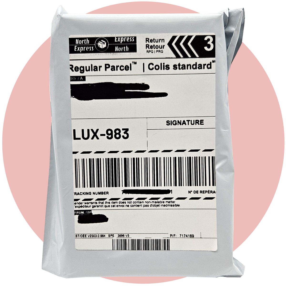 Retouren Paket mit Versandlabel in weißer Verpackung